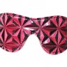 Красная маска на глаза с геометрическим узором Pyramid Eye Mask