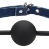 Черный кляп-шарик With Roughend Denim Straps с синими джинсовыми ремешками