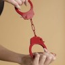 Красные стальные наручники