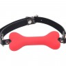 Красный силиконовый кляп-косточка на черном ремешке Doggie Bone Bit Gag