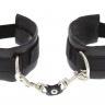 Чёрные полиуретановые наручники Luxurious Handcuffs