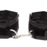 Чёрные полиуретановые наручники с карабином Beginners Wrist Restraints