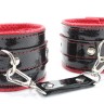 Лаковые чёрно-красные перфорированные наручники